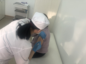 В текущем году более 3,5 тысяч няганцев посетили процедурные кабинеты Няганской городской поликлиники с целью вакцинации против клещевого энцефалита