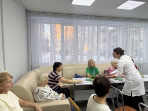 Специалисты учреждения вновь встретились с представителями серебряного возраста в  «Школе активного долголетия».