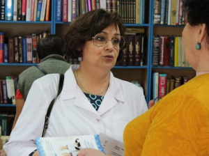  Лариса Кривуляк, врач-терапевт кабинета медицинской профилактики Няганской городской поликлиники рекомендовала гражданам старшей возрастной группы блюда полезного меню  