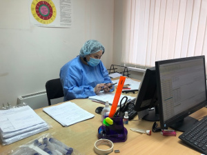 «Горячая линия» по вопросам COVID-19, действующая в Няганской городской поликлинике, дополнена сотовым номером телефона: 8-982-200-4614