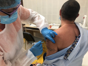 Лучшей защитой против COVID-19 по-прежнему остается вакцинация