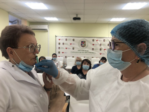 Медицинские сестры и фельдшера терапевтической службы БУ «Няганская городская поликлиника» прошли обучение по проведению вакцинации против коронавирусной инфекции назальным методом