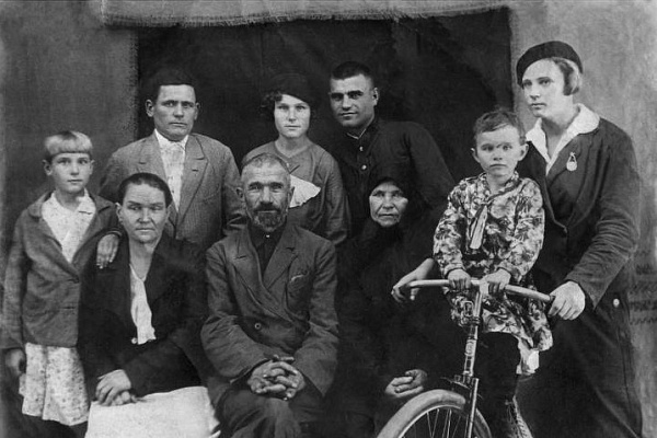 Мы продолжаем #КалендарьПобеды. О героях своей семьи рассказывает Марина Лызлова, специалист по связям с общественностью 